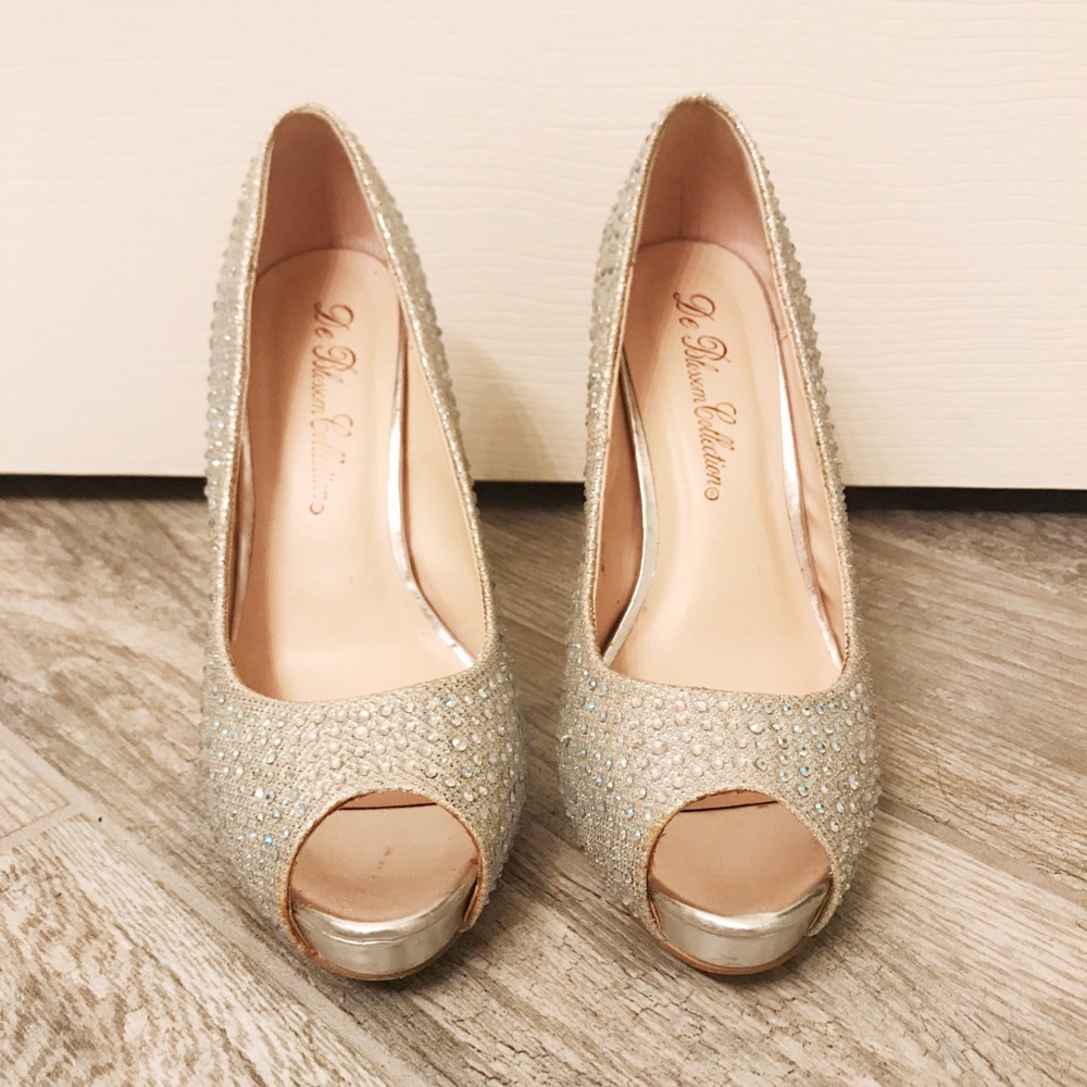 SILVER SPARKLING SHOES.